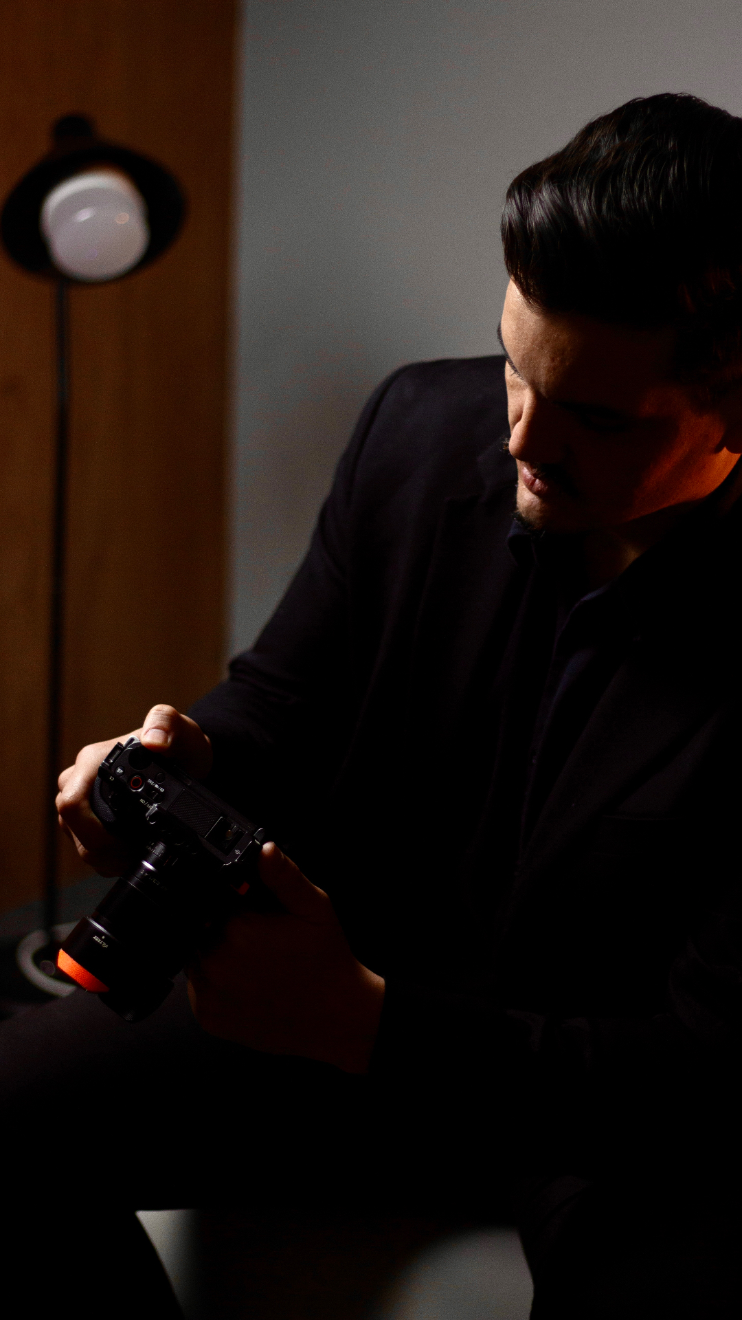 Matheus Jamberg preparando câmera em set de gravação