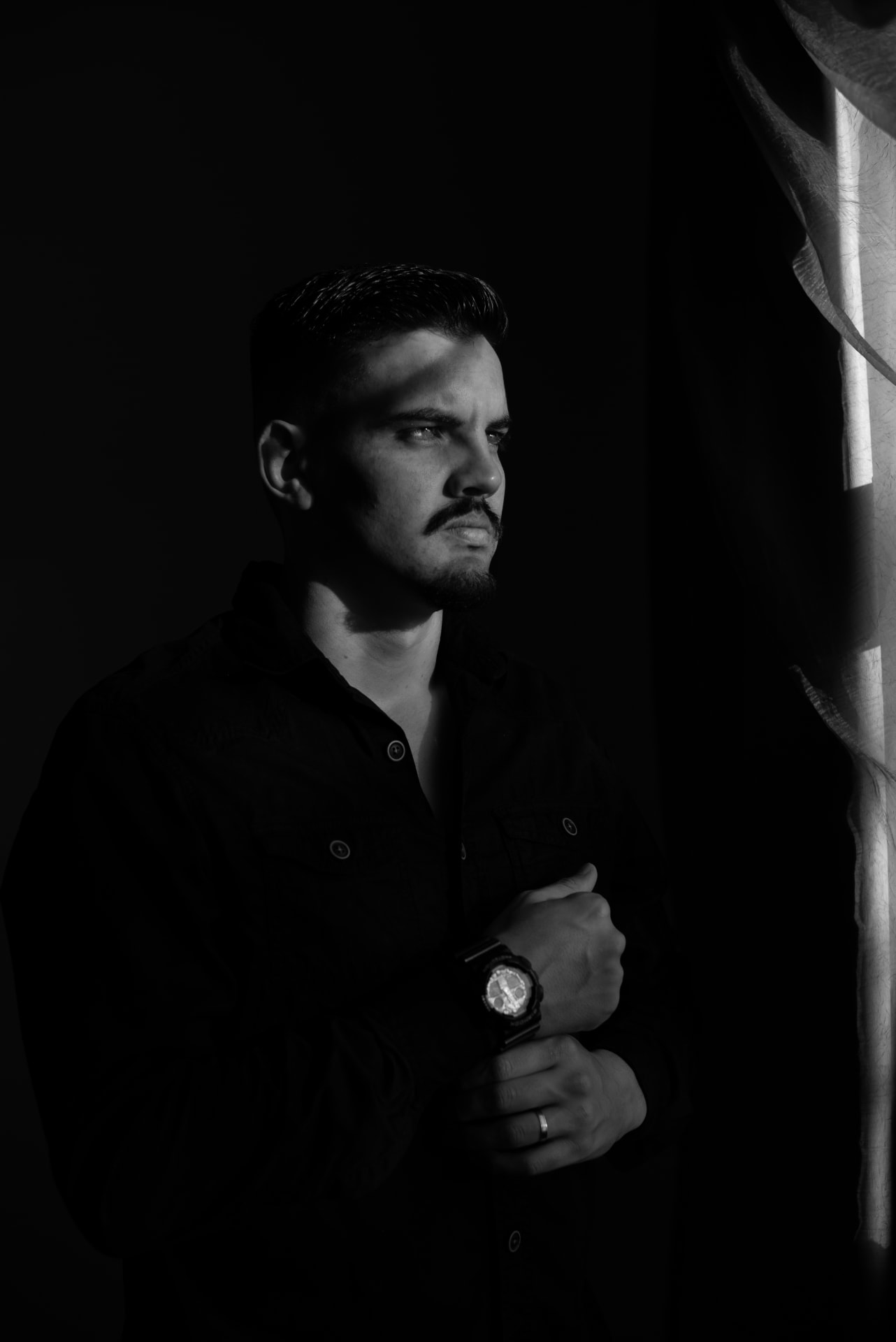 Retrato de Matheus Jamberg em luz lateral recortada
