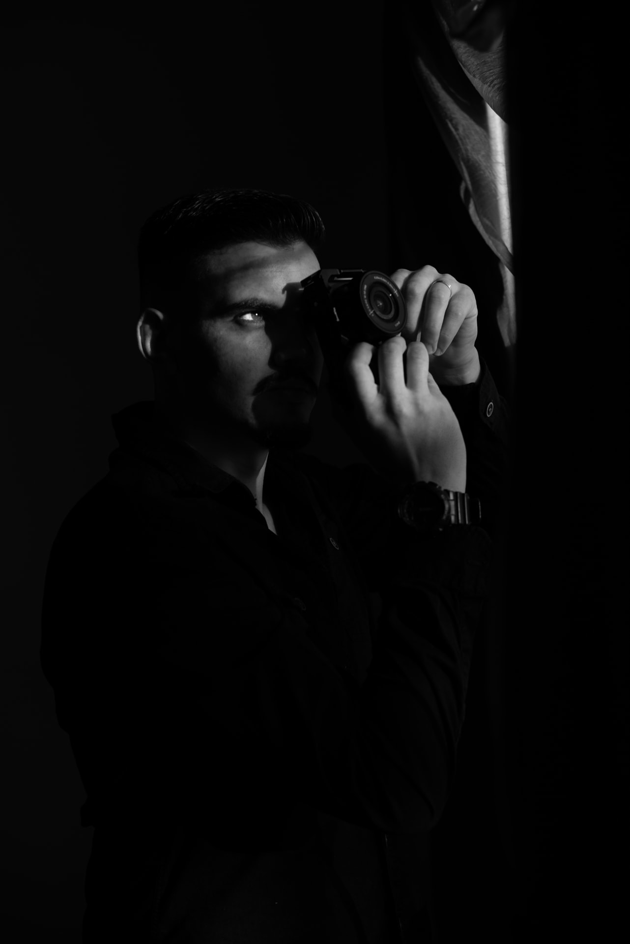 Matheus Jamberg fotografando em estúdio