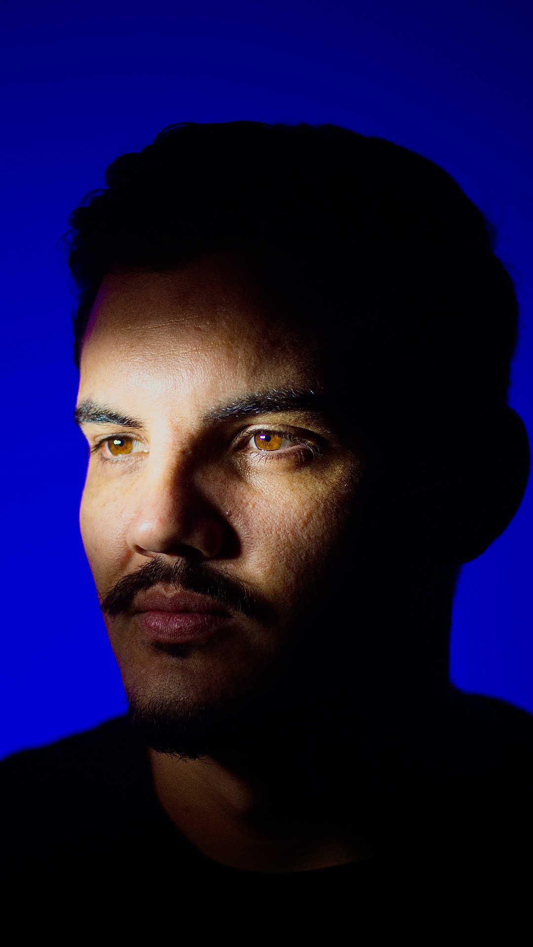 Retrato de Matheus Jamberg com luz azul