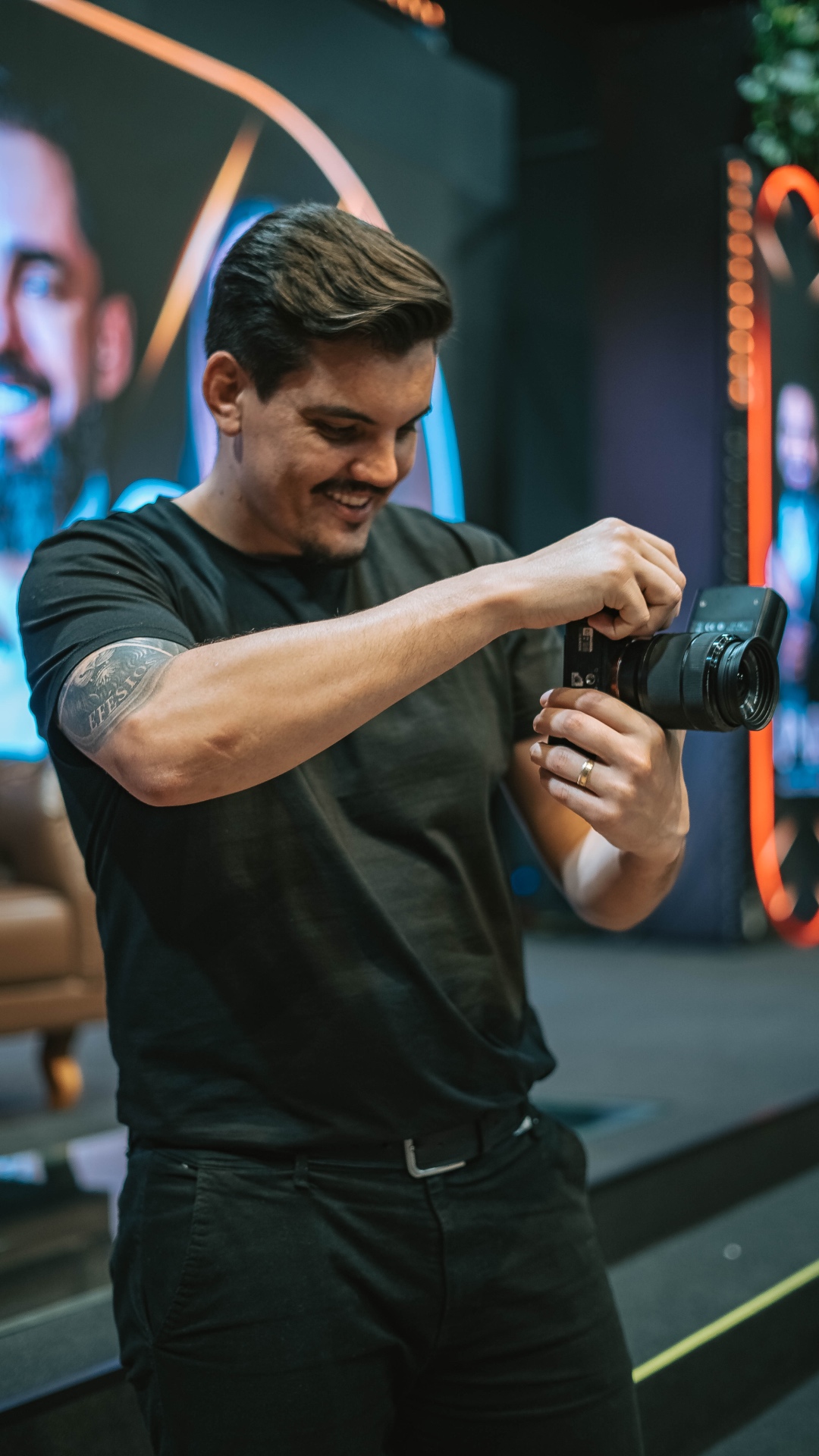 Matheus Jamberg trabalhando em evento com painel de LED